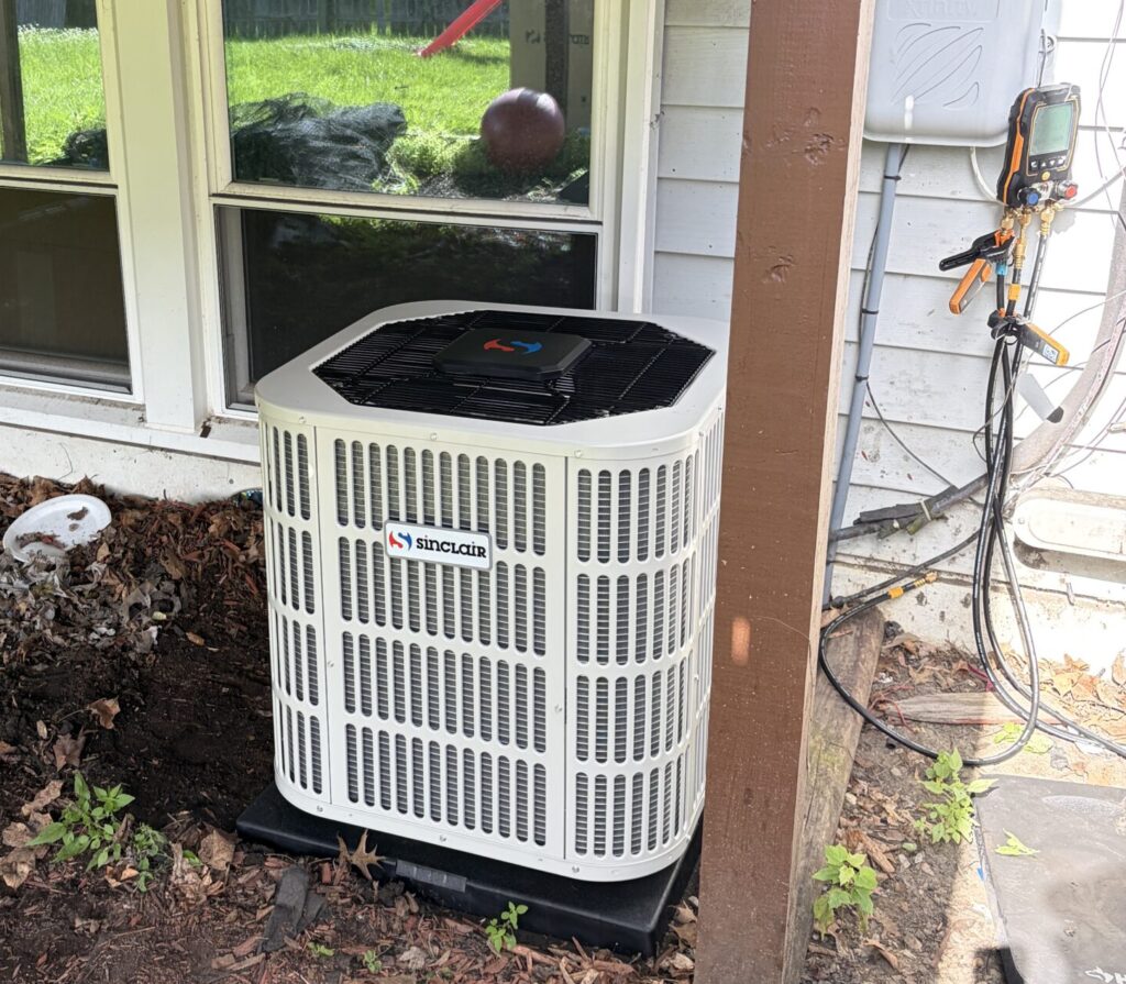 New Sinclair high efficiency air conditioner installed in Chrystal Lake IL townhouse